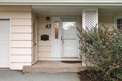43 Deepwood Crescent — photo 2