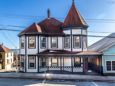 306 Lincoln Street — photo 2