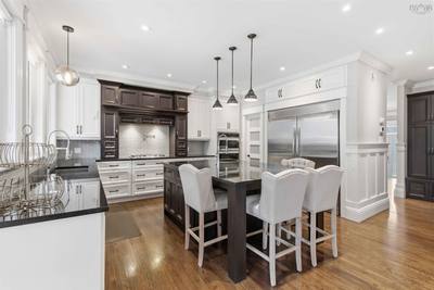 60 Amesbury Gate — photo 4