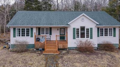 688 East Uniacke Road — photo 3