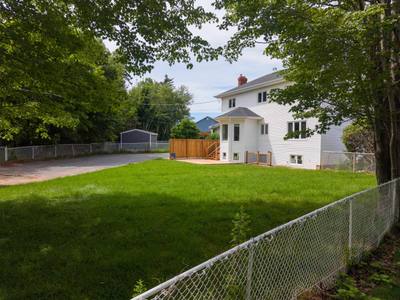 144 Pinewood Crescent — photo 2