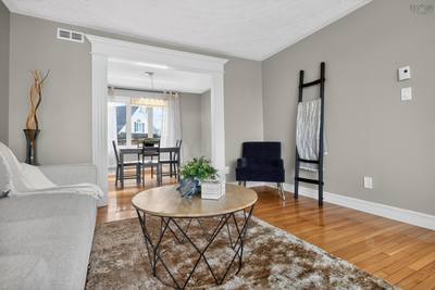 144 Pinewood Crescent — photo 8