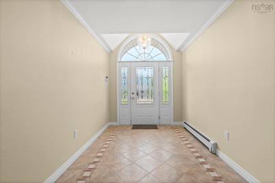 152 Roxbury Crescent — photo 2