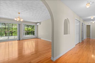 152 Roxbury Crescent — photo 4
