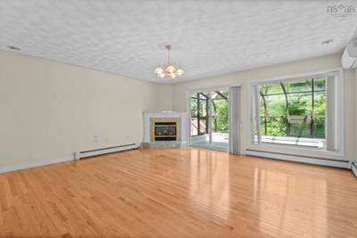152 Roxbury Crescent — photo 5