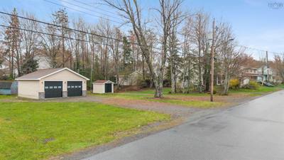 17 Pineview Crescent — photo 2