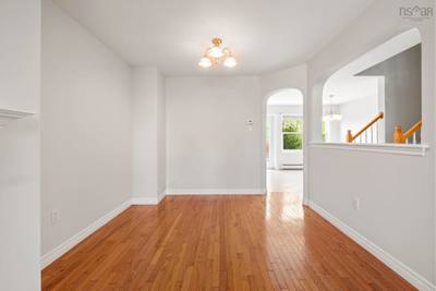 64 Whitehall Crescent — photo 8