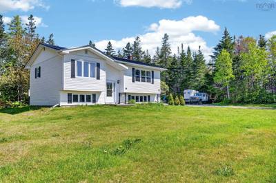 18 Gordon Whitney Drive — photo 2