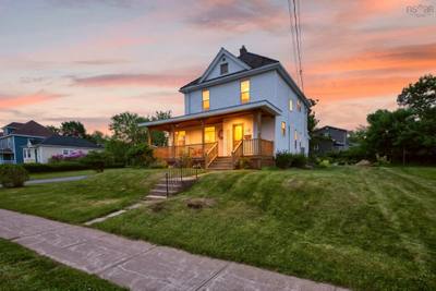 112 Herbert Street — photo 2