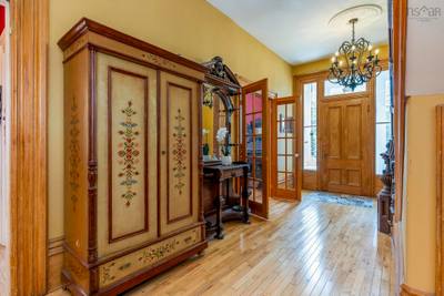 446 St George Street — photo 3
