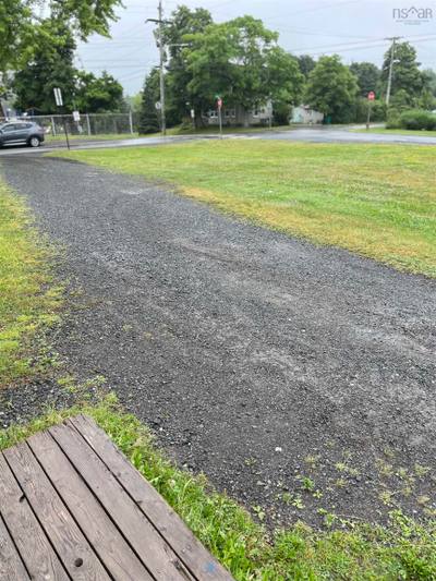 2060 Queen Street — photo 4