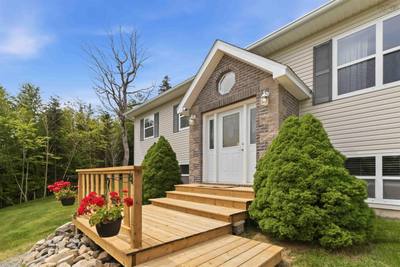53 Megan Crescent — photo 3