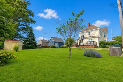 32 Fraser Avenue — photo 3