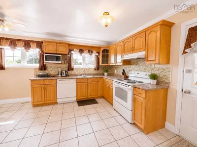 136 Flying Cloud Drive — photo 2