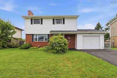12 Briarlynn Crescent — photo 2