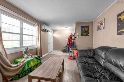 116 Coronation Avenue — photo 4