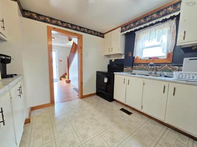 374 Alexandra Street — photo 5