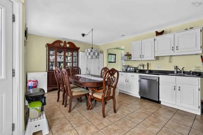 131 Pinewood Crescent — photo 8