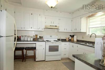 1027 Marie Crescent — photo 3