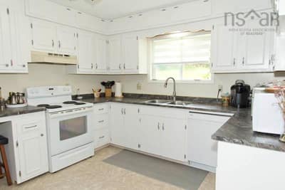 1027 Marie Crescent — photo 5