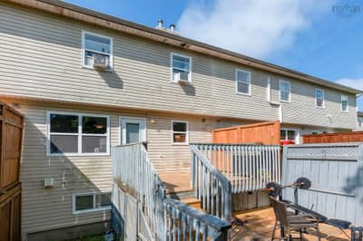64 Surrey Way — photo 3