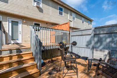 64 Surrey Way — photo 4
