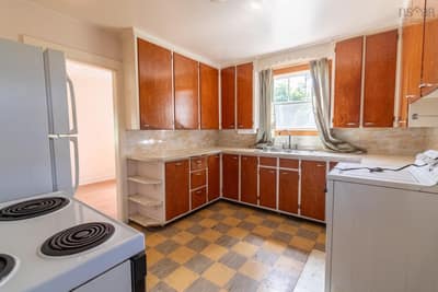 1549 Victoria Road — photo 4