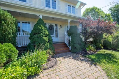 17 Evergreen Crescent — photo 4