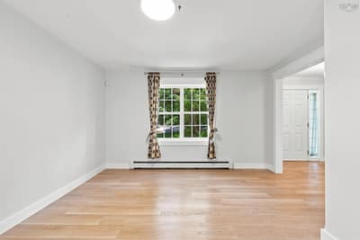 77 Holyrood Close — photo 4